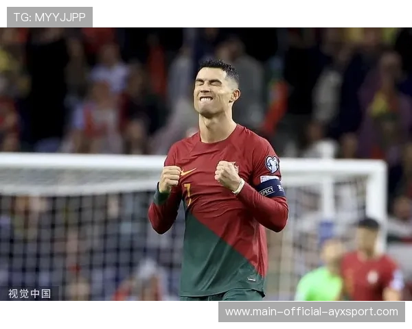 C罗新纪录庆祝时让孩子上场，画面温馨